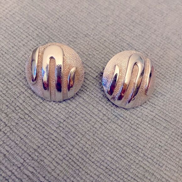 Vintage Trifari Crown Silver Round Clip On Earrings - Picture 1 of 8
